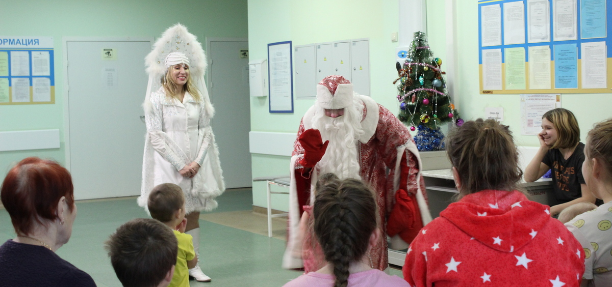 Партнеры и благотворители провели 12 новогодних представлений в Краевой детской больнице