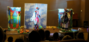 Передвижной театр «Театральная неотложка» показал спектакль маленьким пациентам КДКБ