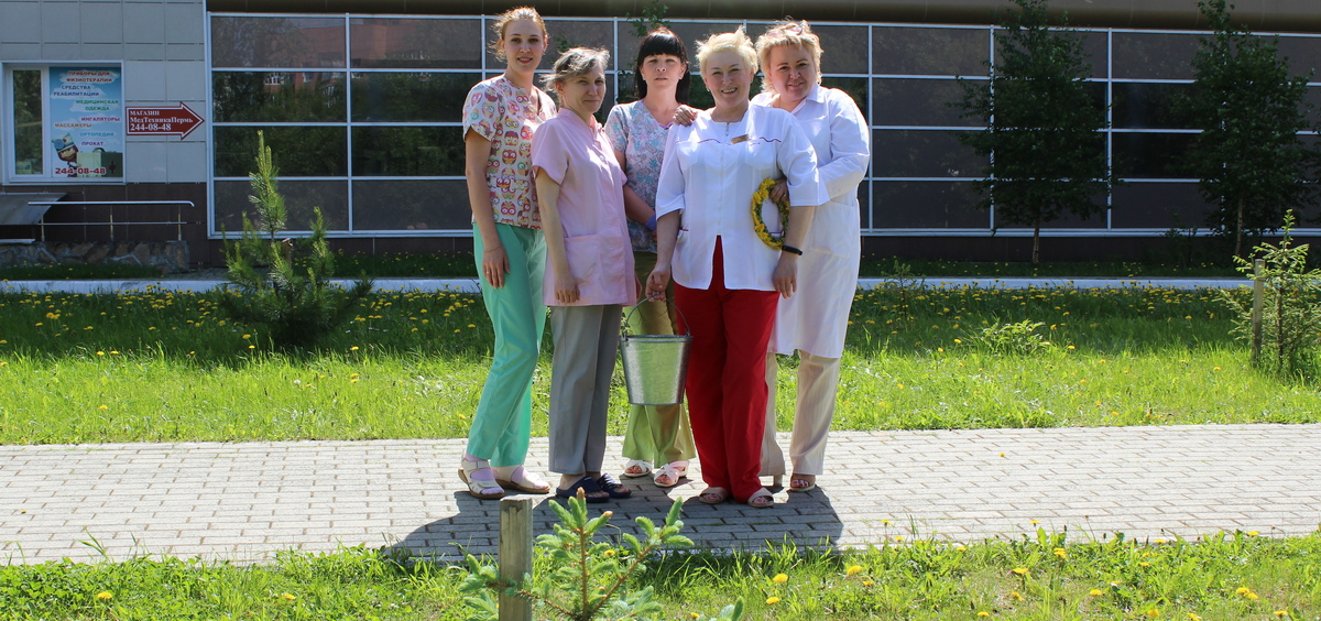 Медсестры КДКБ стали участниками зеленой акции, высадили молодые ели