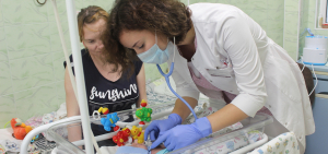 Студентка из Латвии постигает азы будущей профессии в Краевой детской больнице